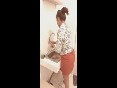 Cuci piring tapi masih belum bisa istirahat sama suami