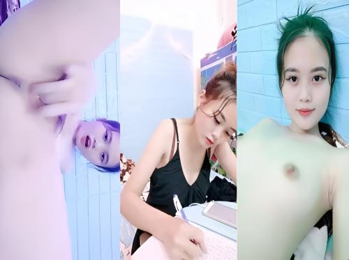 Siswa perempuan cantik melakukan masturbasi sambil belajar