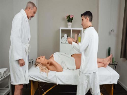 Pasangan itu pergi untuk dipijat dan itu berakhir